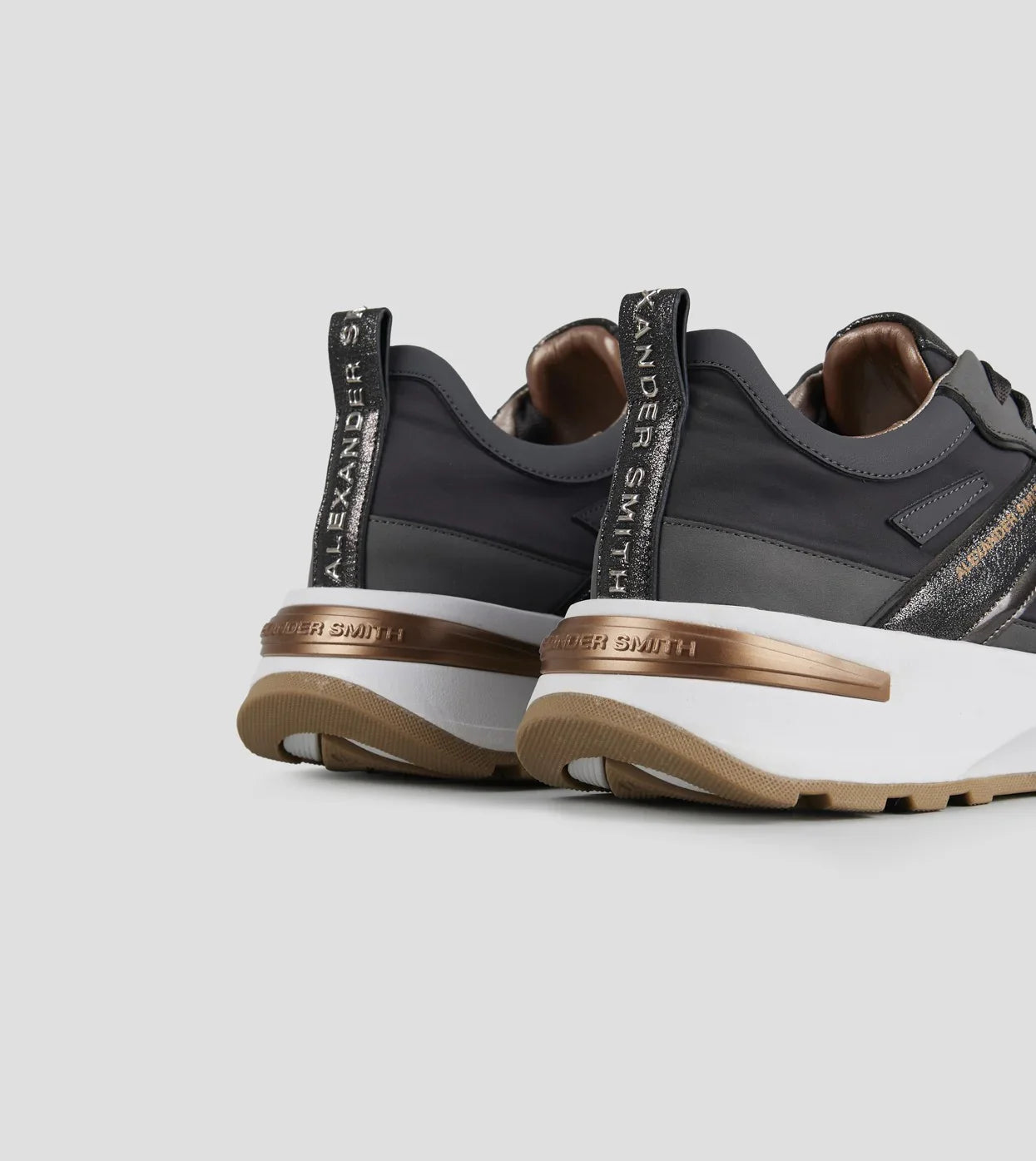Sneakers donna nere con dettagli bronzo, suola bianca spessa, design moderno