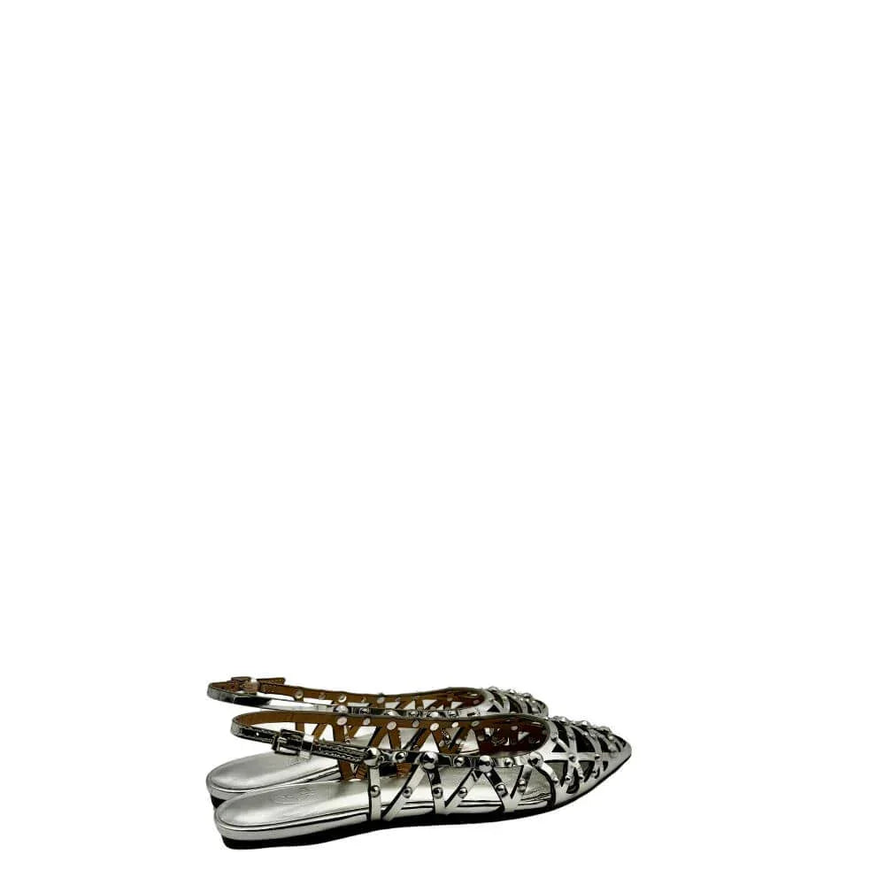 Scarpe basse donna argento a punta con cinturino e borchie, stile elegante, sfondo bianco.