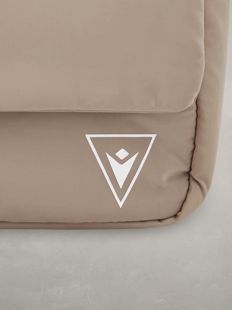 Tracolla beige da uomo con logo bianco stampato, accessorio moda elegante su fondo neutro.
