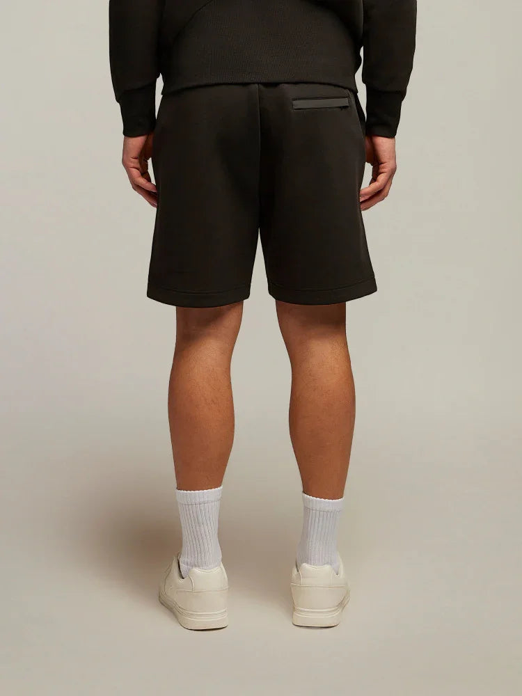 Shorts neri da uomo visti da dietro, stile casual, con dettagli essenziali ed eleganti