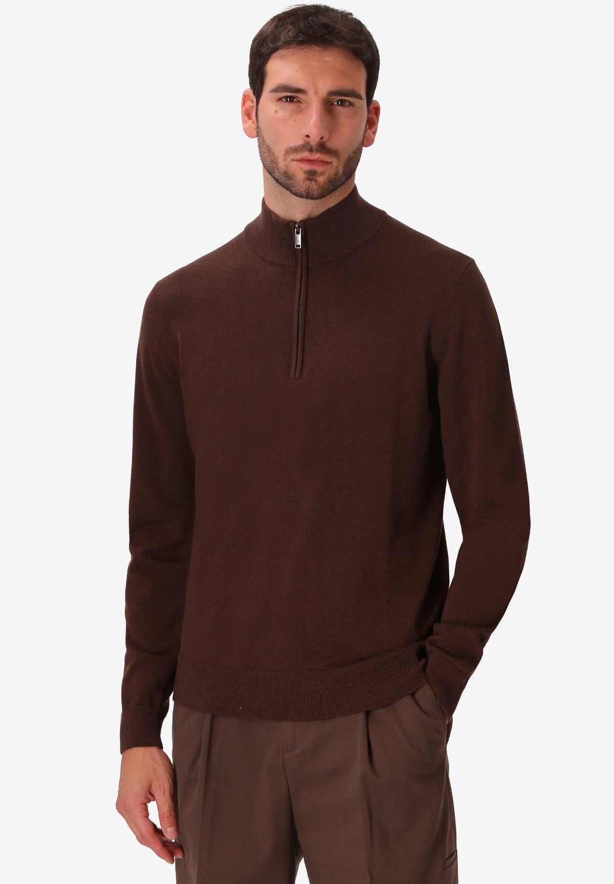 Distretto12 Maglia collo alto con zip Perugino Brown - Vista frontale indossata