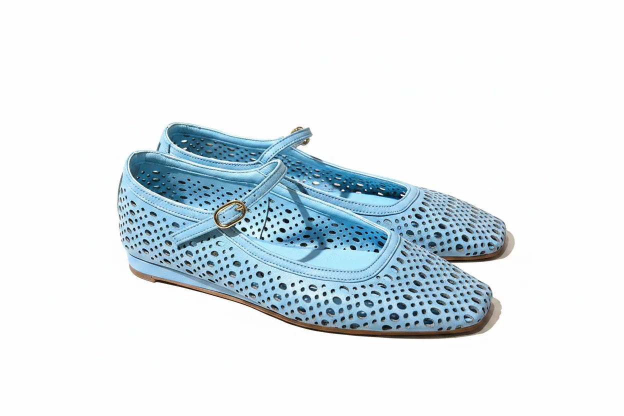 Ballerine donna in pelle traforata azzurra con cinturino e fibbia, stile elegante