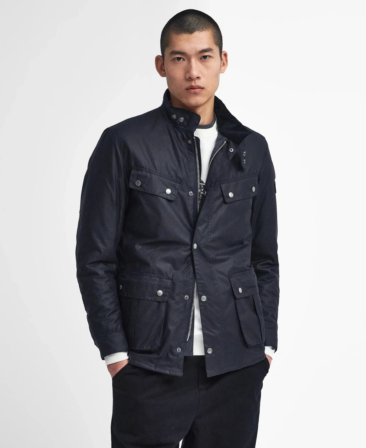 Giacca cerata uomo blu navy con tasche frontali, stile casual elegante, sfondo bianco