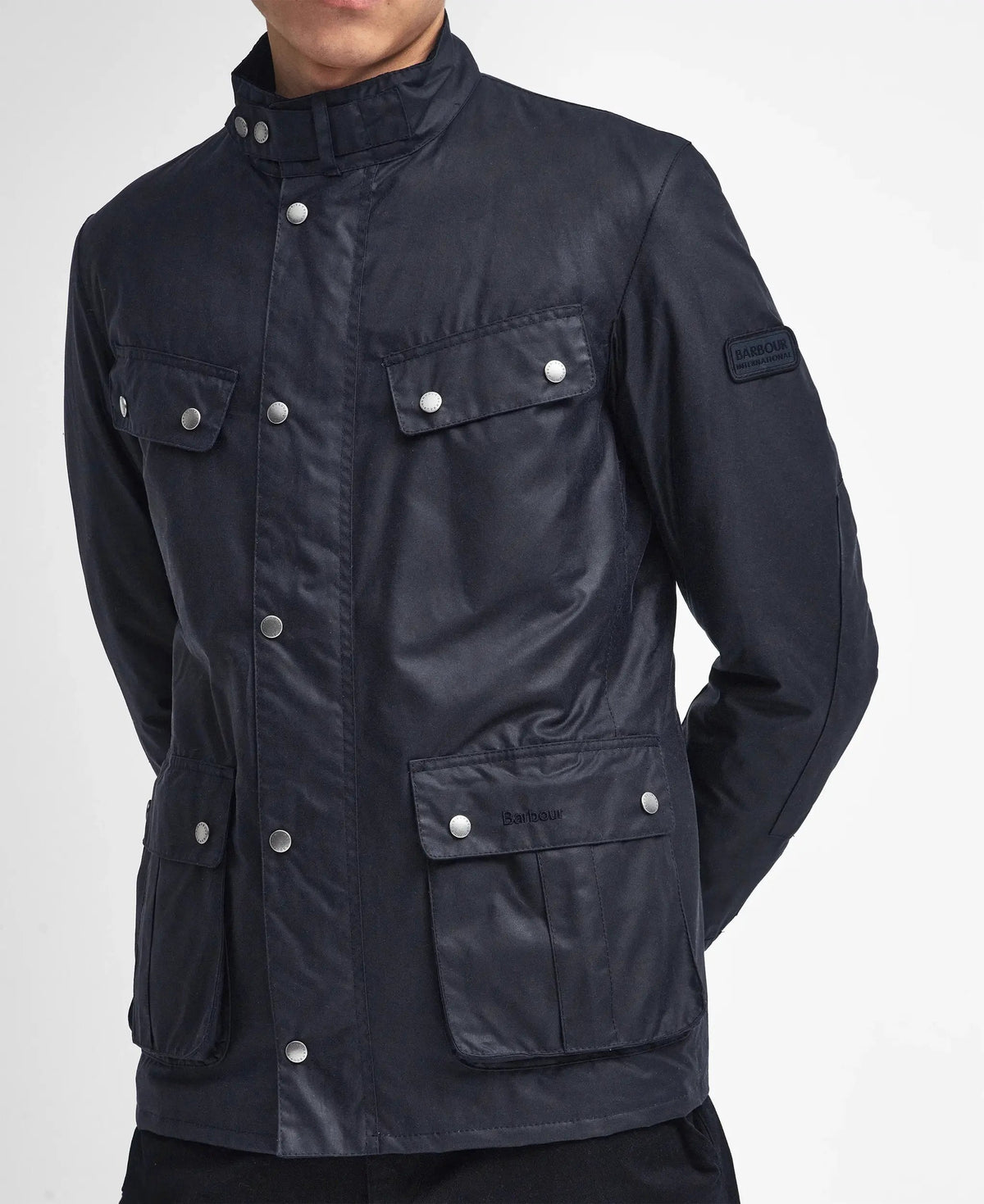 Giacca cerata uomo blu navy con tasche frontali e bottoni a pressione, stile casual elegante