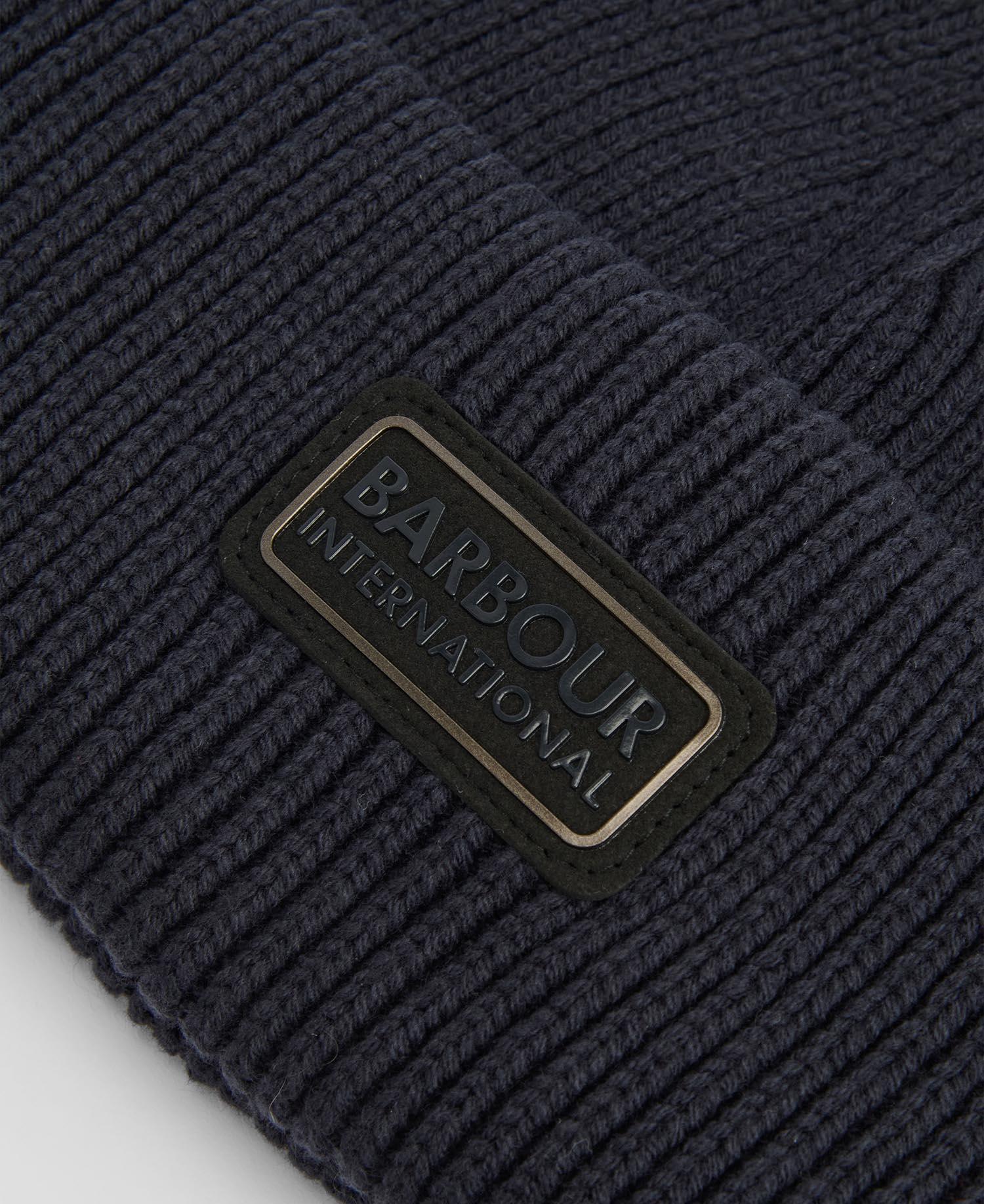Berretto in maglia blu navy con etichetta Barbour International, accessorio uomo trendy