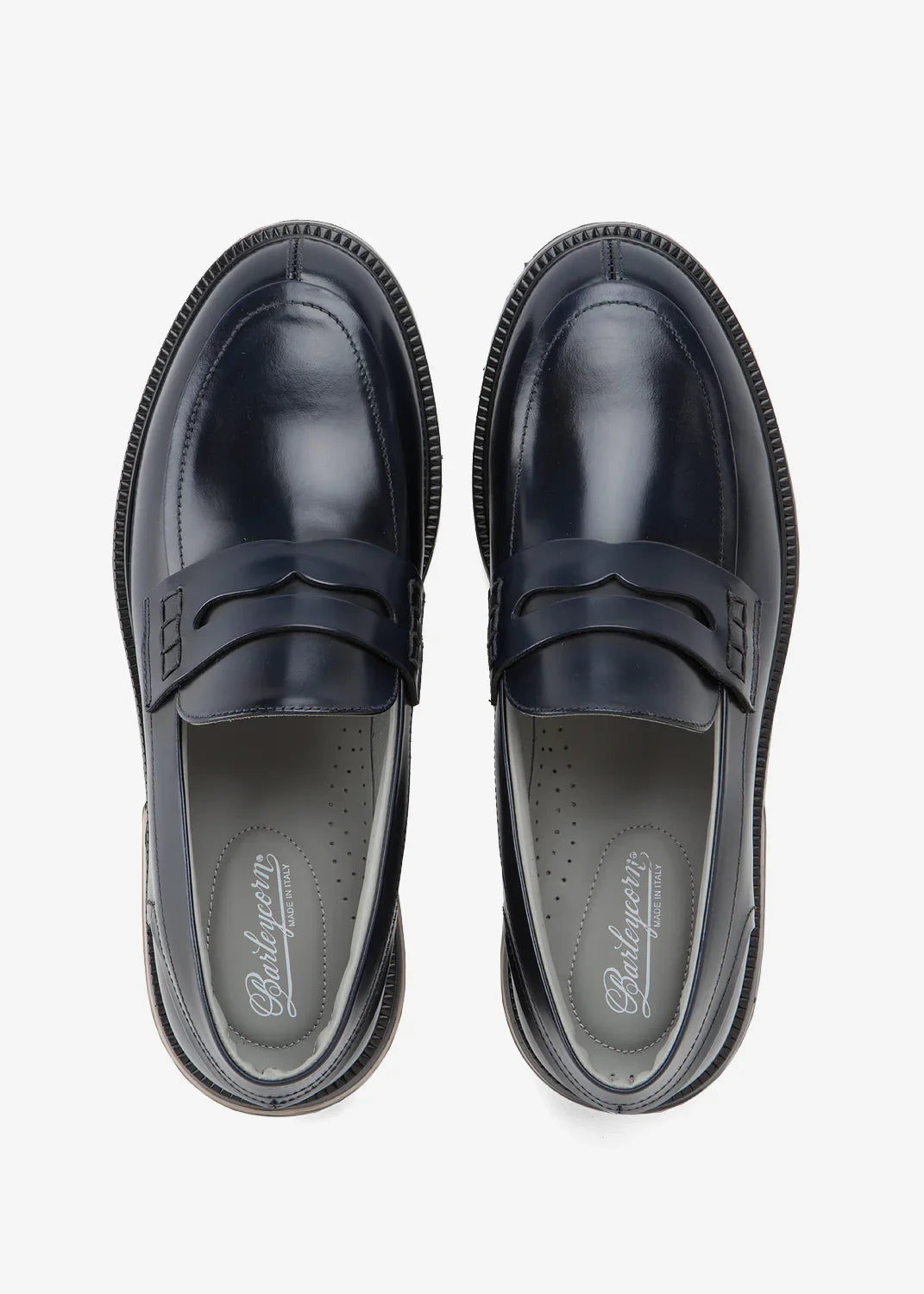 Mocassini uomo in pelle blu, design elegante classico, vista dall'alto su fondo bianco.