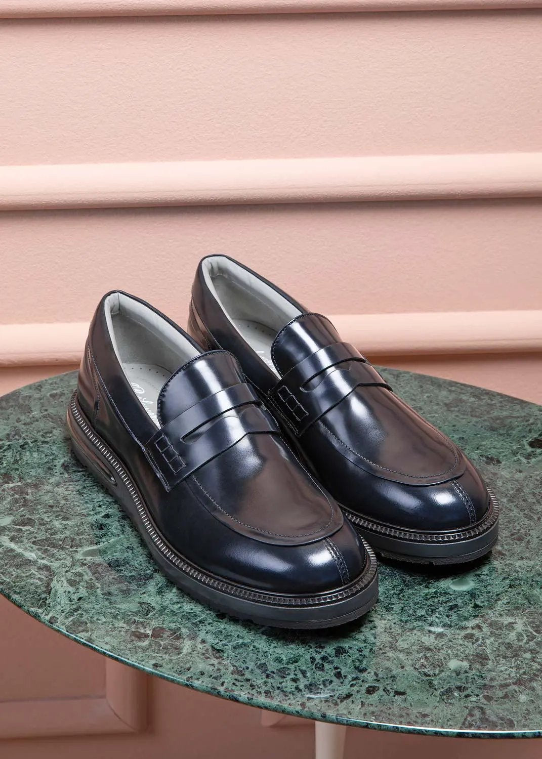 Mocassini uomo in pelle blu, su tavolo verde, stile elegante, calzature moda uomo