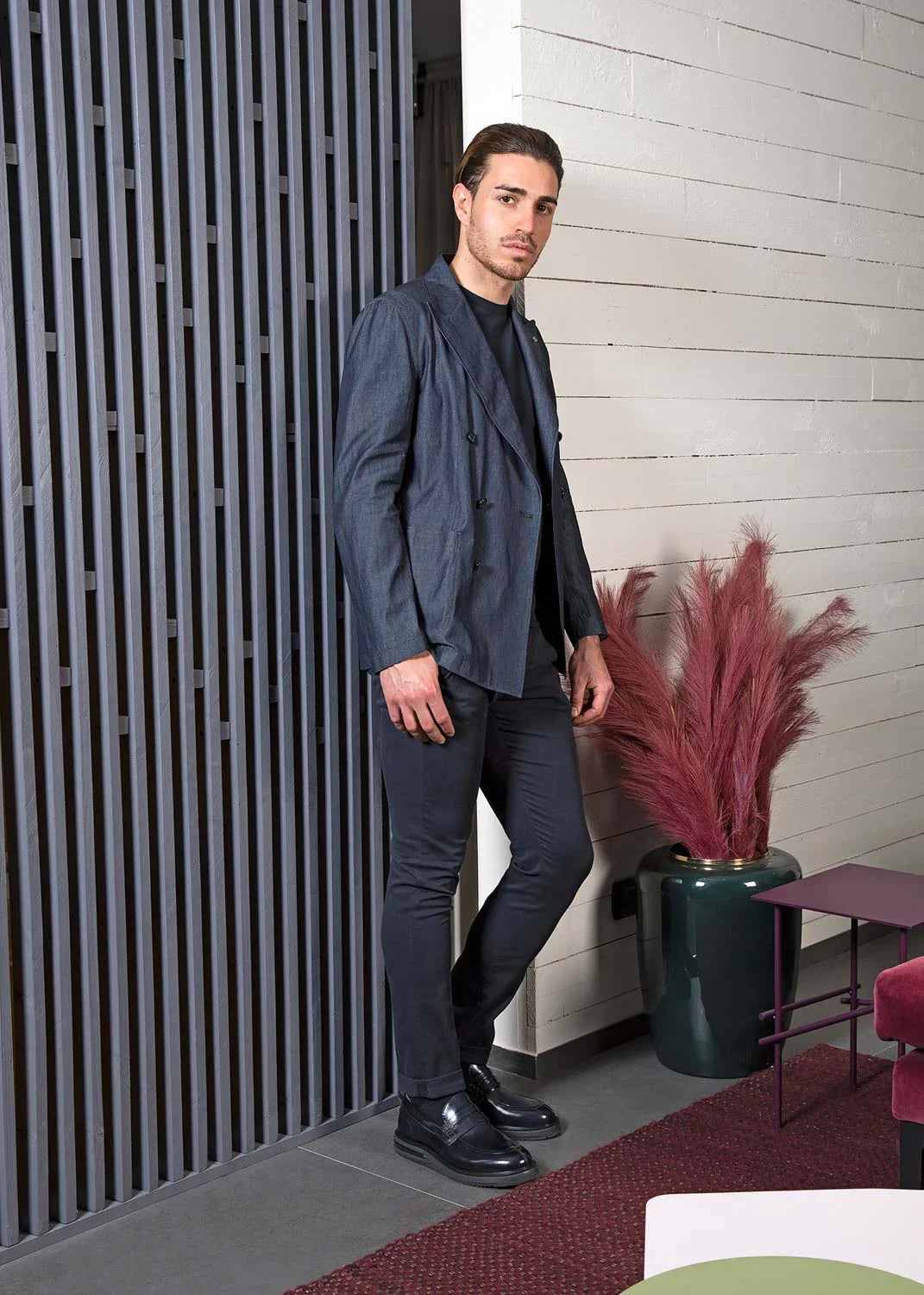 Uomo elegante in blazer blu e mocassini neri in pelle, look casual chic moderno, interno raffinato