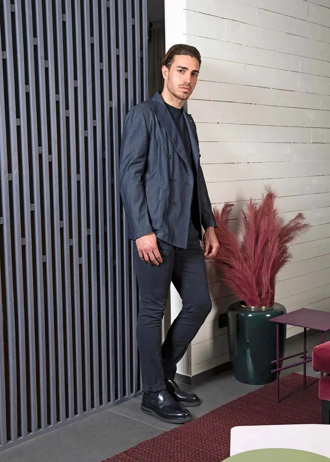 Uomo elegante in blazer blu e mocassini neri in pelle, look casual chic moderno, interno raffinato