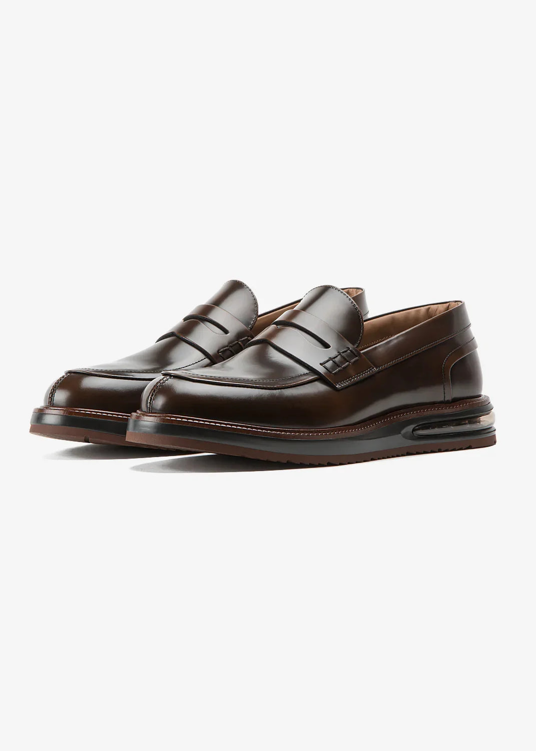 Mocassini uomo in pelle marrone con suola alta, design elegante e moderno su sfondo bianco