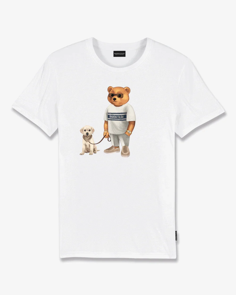 T-shirt bianca con stampa orso con occhiali che porta un cane al guinzaglio, moda casual
