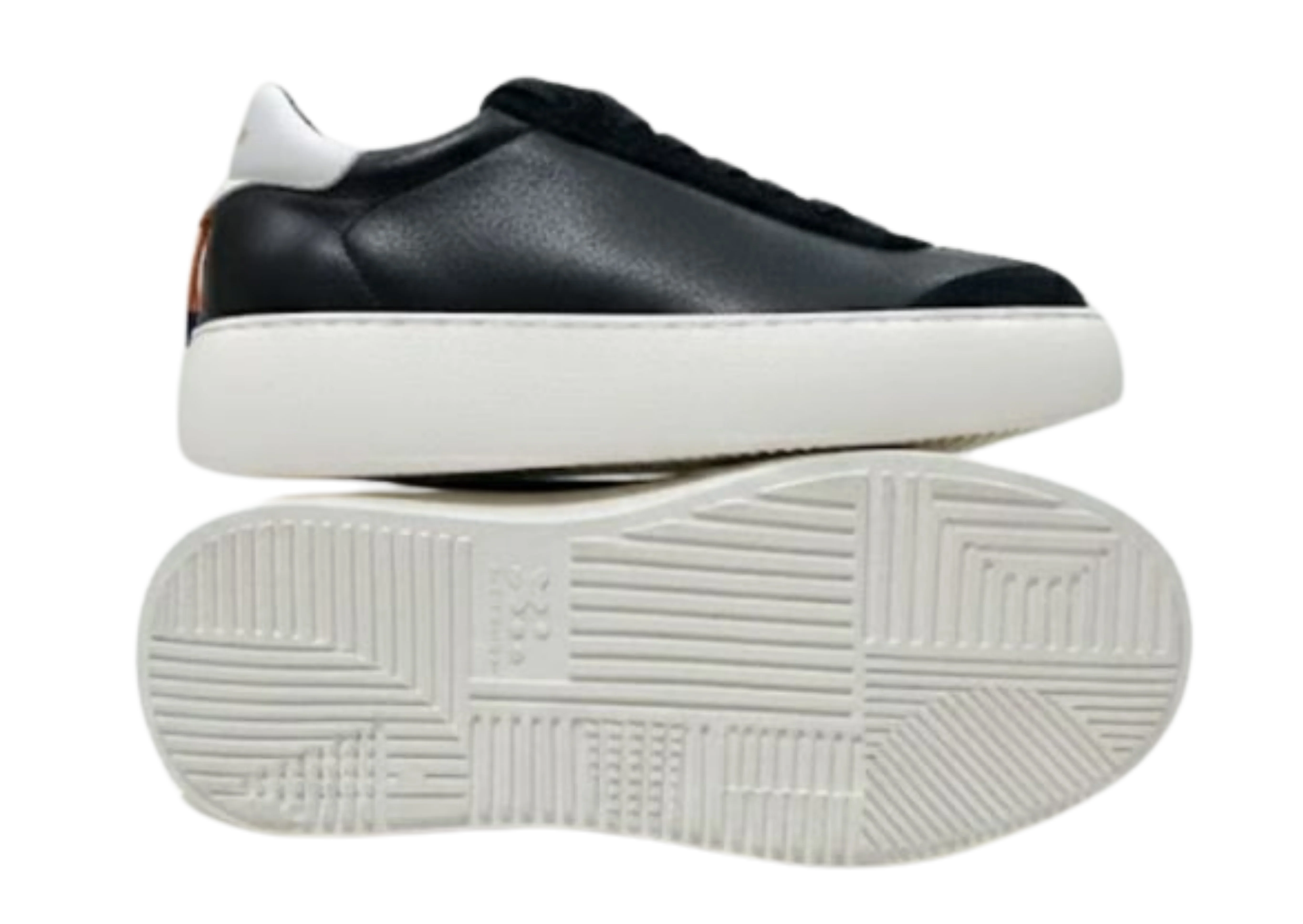 Sneaker bassa uomo nera con suola bianca spessa e tallone bianco, vista laterale e suola.