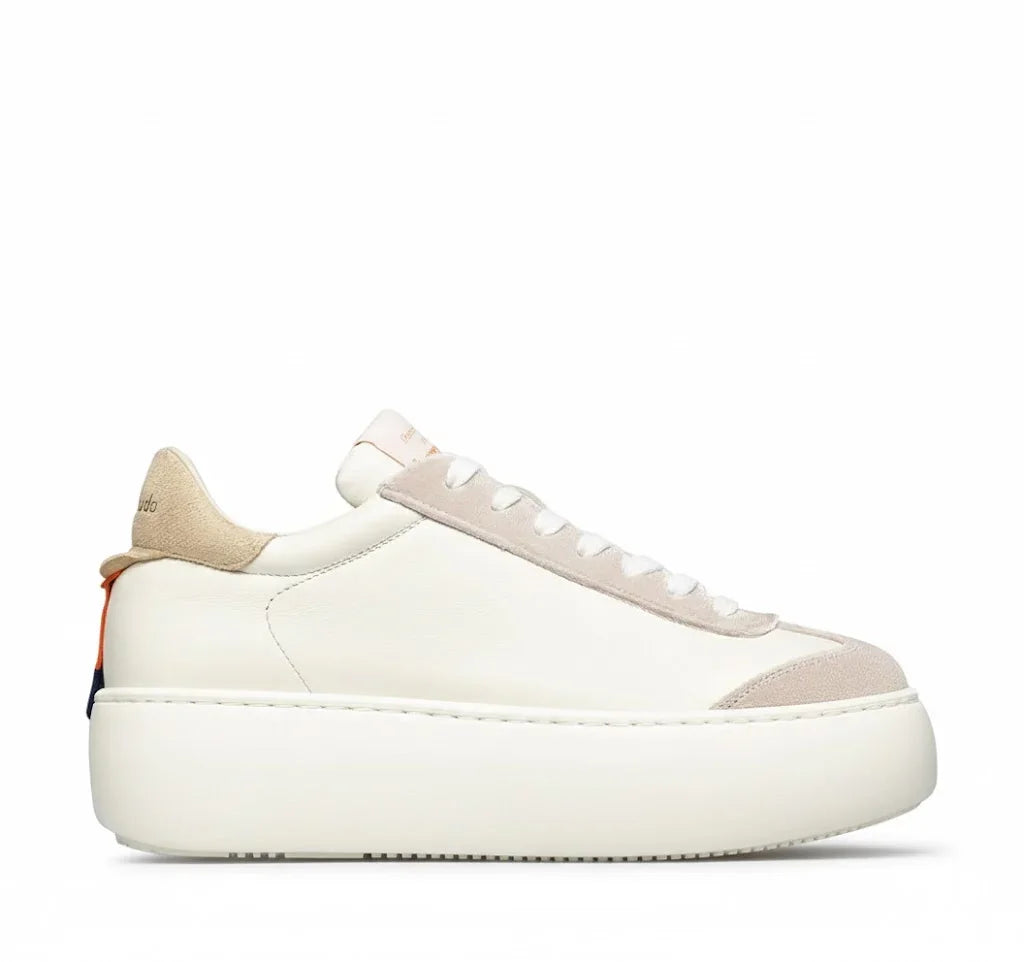 Sneaker platform bianca da donna con dettagli beige, stile minimalista e suola alta