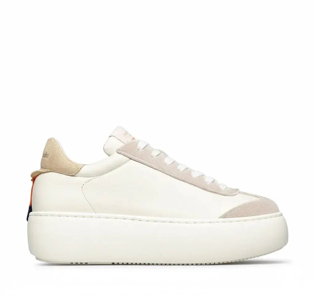 Sneaker platform bianca da donna con dettagli beige, stile minimalista e suola alta