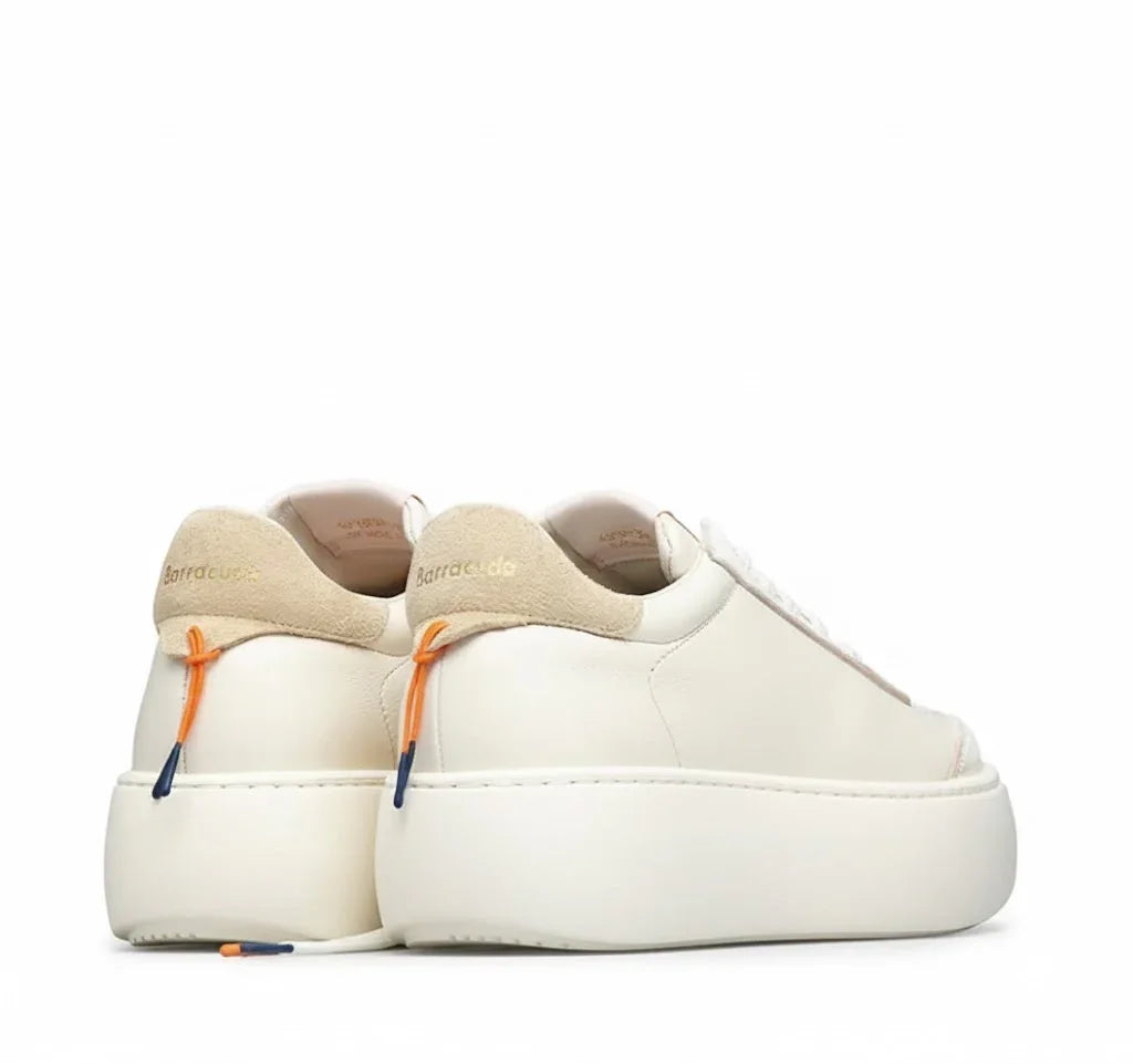Sneaker donna bianca con dettaglio beige e arancione, suola platform, stile casual elegante.