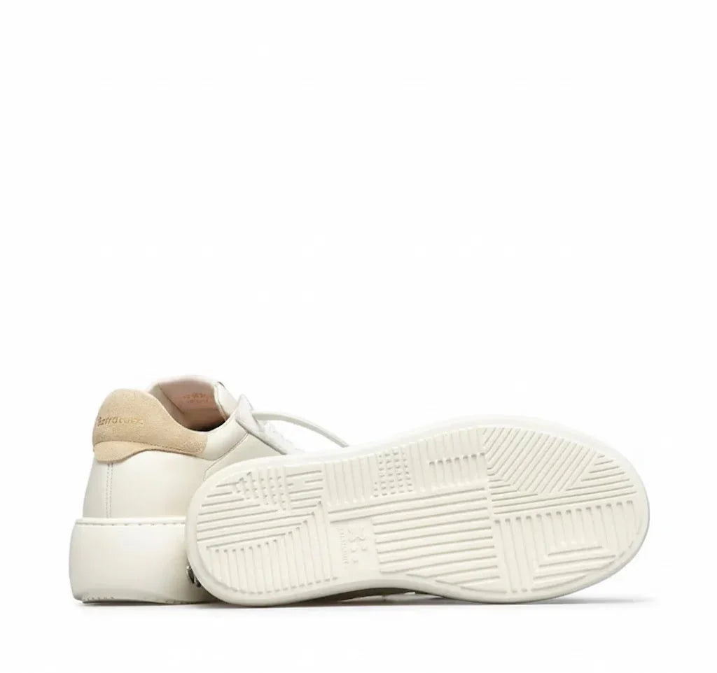 Sneaker bianca da uomo con dettaglio beige sul tallone e suola antiscivolo, vista posteriore