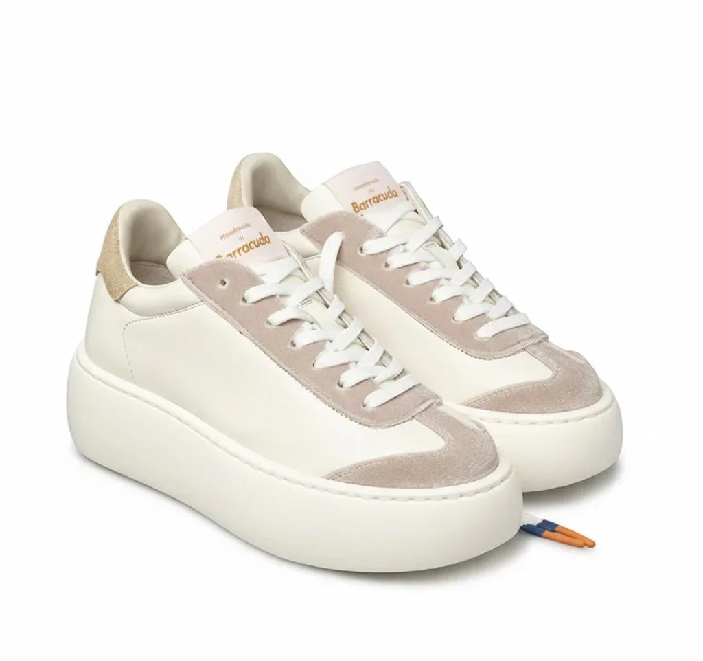 Sneakers uomo beige e bianche in pelle e suede con suola alta, stile casual moderno.