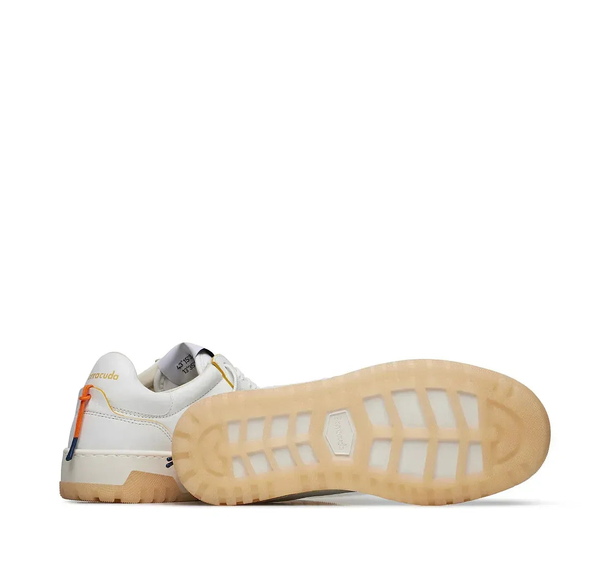 Sneaker bassa bianca da uomo con suola beige e dettagli colorati, vista laterale e suola.