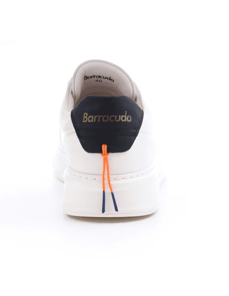 Sneaker bianca e nera con dettaglio arancione e scritta Barracuda sul tallone, vista posteriore