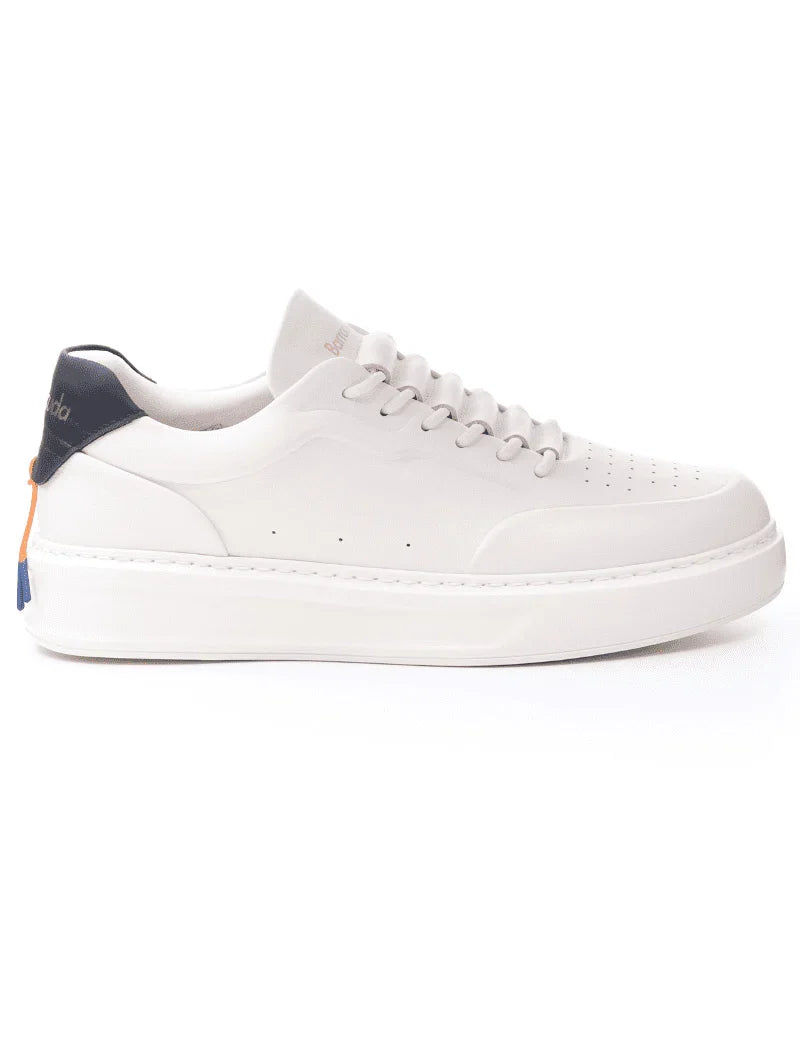 Sneaker uomo bianca con dettagli neri e tallone blu, stile casual moderno, su fondo bianco