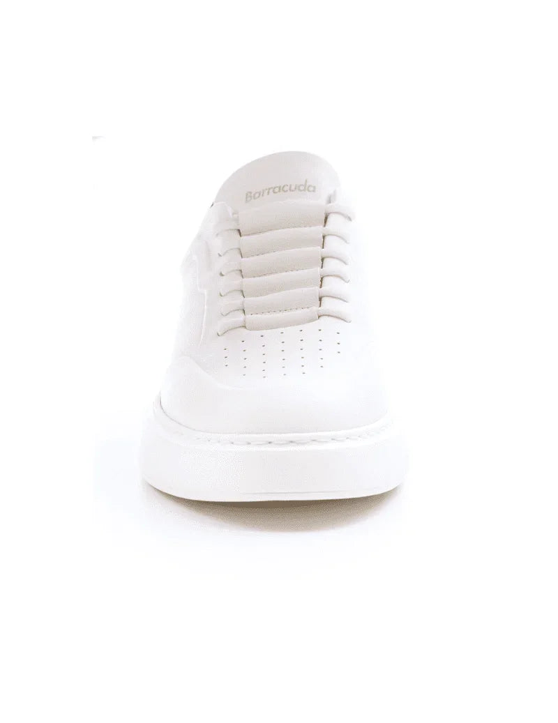 Sneaker bianca uomo in pelle con dettaglio traforato e suola spessa, vista frontale