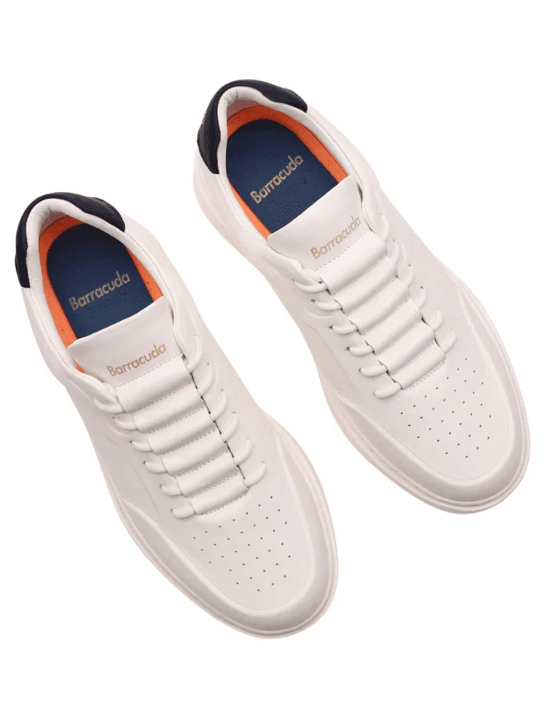 Sneaker uomo bianca in pelle con dettagli neri e logo Barracuda visibile sulla linguetta.