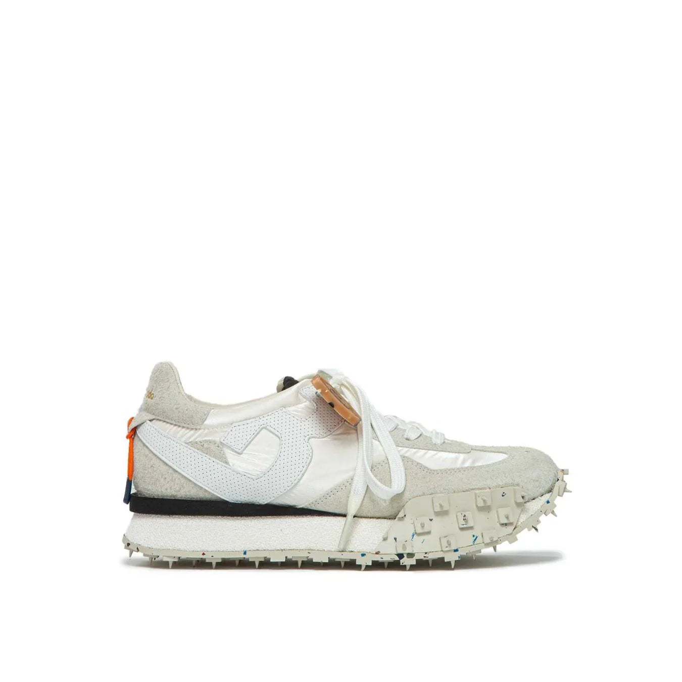 Sneaker uomo bianca con dettagli in pelle e suola grigia con borchie, stile moderno