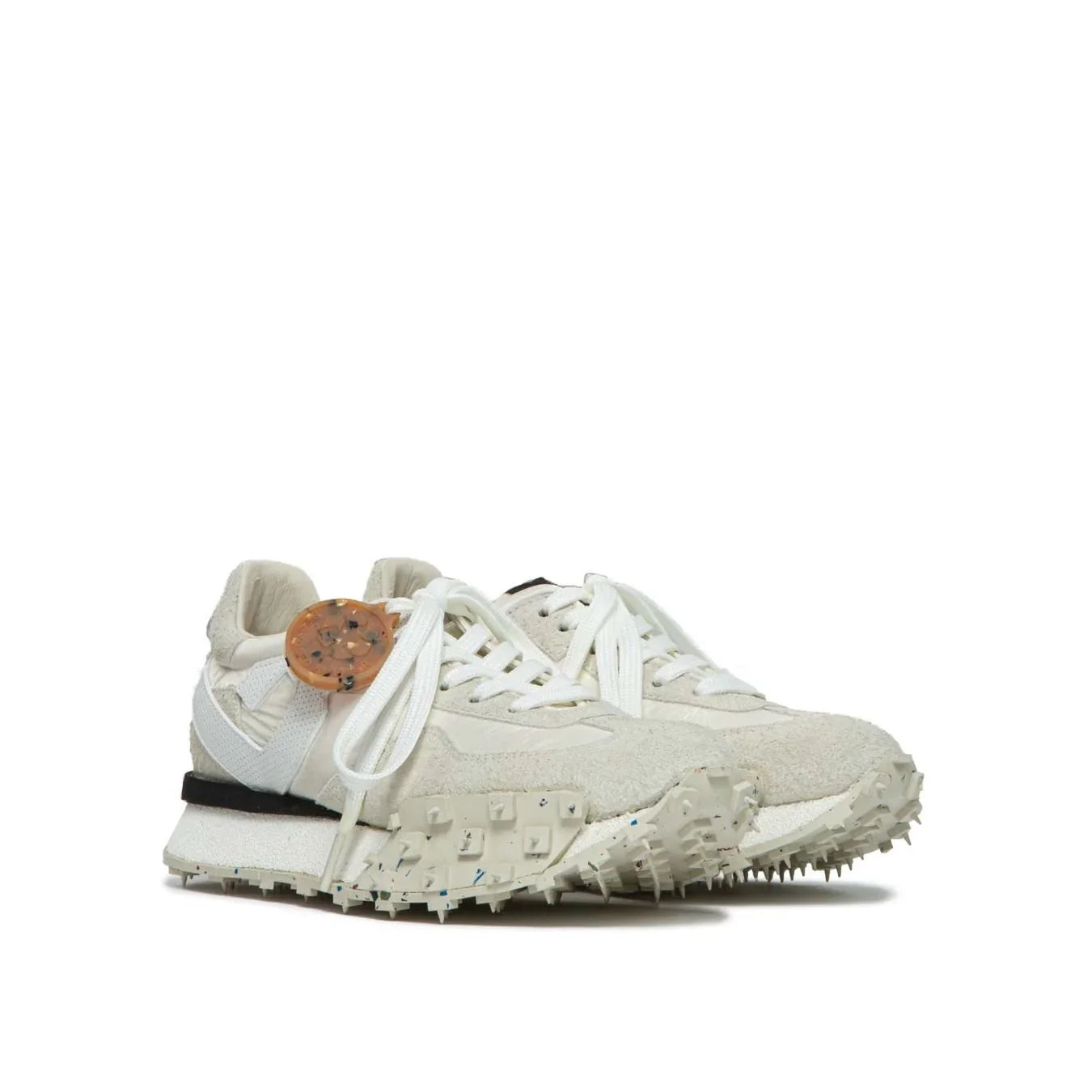 Sneaker uomo bianca in pelle e tessuto con suola dentellata e dettaglio marrone sul lato