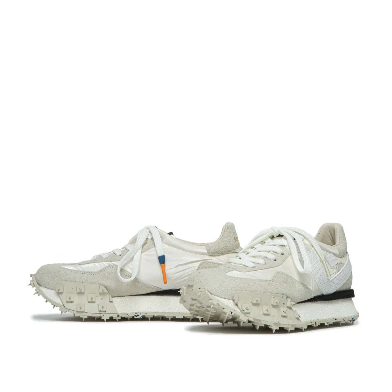 Sneakers uomo bianche in pelle e suede, suola spessa con dettagli a rilievo, design sportivo