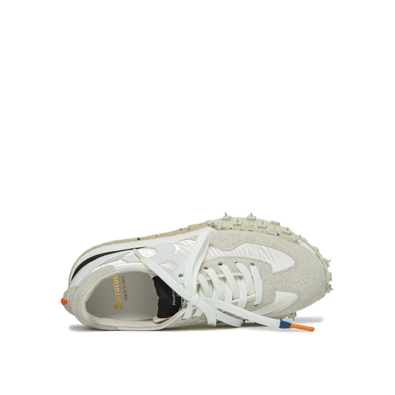 Sneaker uomo bianco marmo con suola dentellata e dettagli beige, vista dall’alto