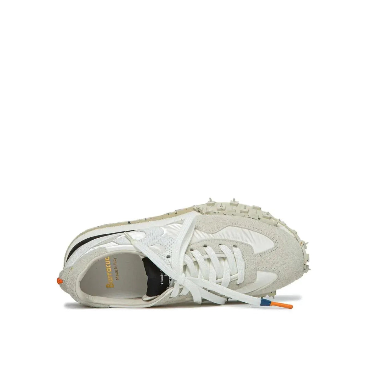 Sneaker uomo bianco marmo con suola dentellata e dettagli beige, vista dall’alto