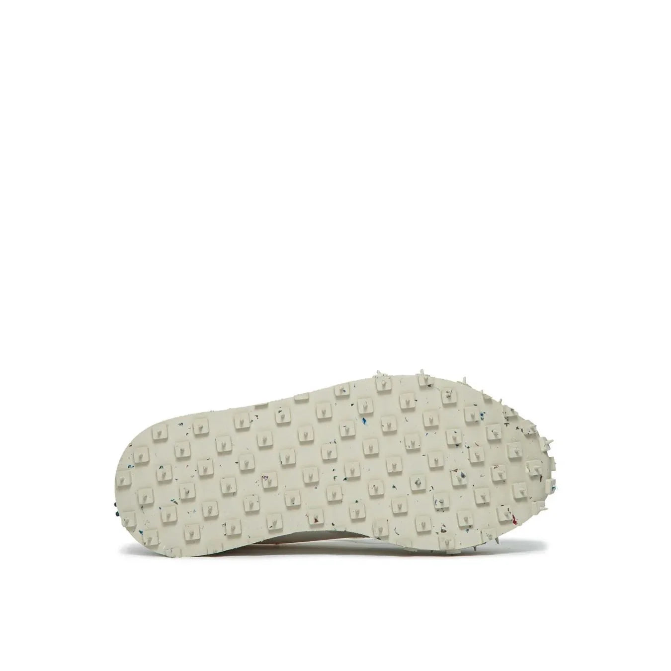Suola sneaker bianca con pattern di tasselli quadrati in rilievo, vista dal basso