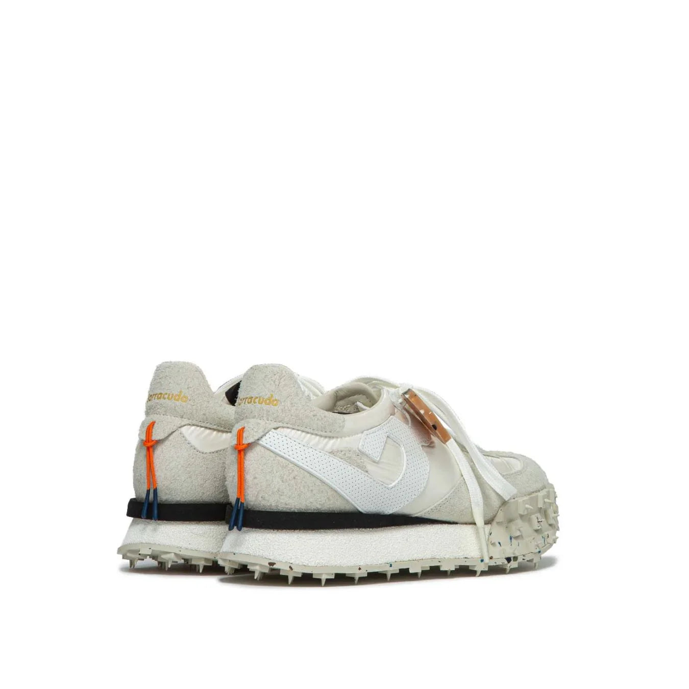 Sneaker uomo bianca in pelle e tessuto con dettagli arancioni, suola robusta dentata