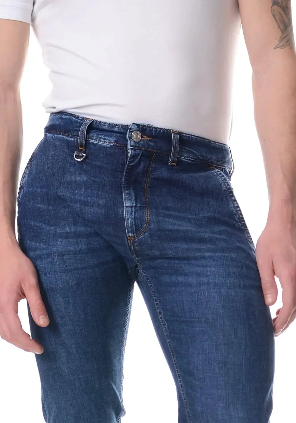 Jeans uomo slim fit in denim blu, indossati con t-shirt bianca, abbigliamento casual