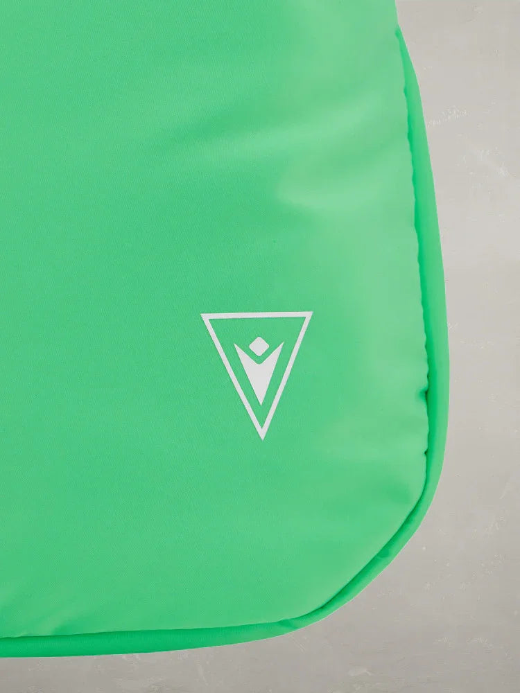 Dettaglio zaino verde con logo bianco, accessorio moda uomo donna moderno