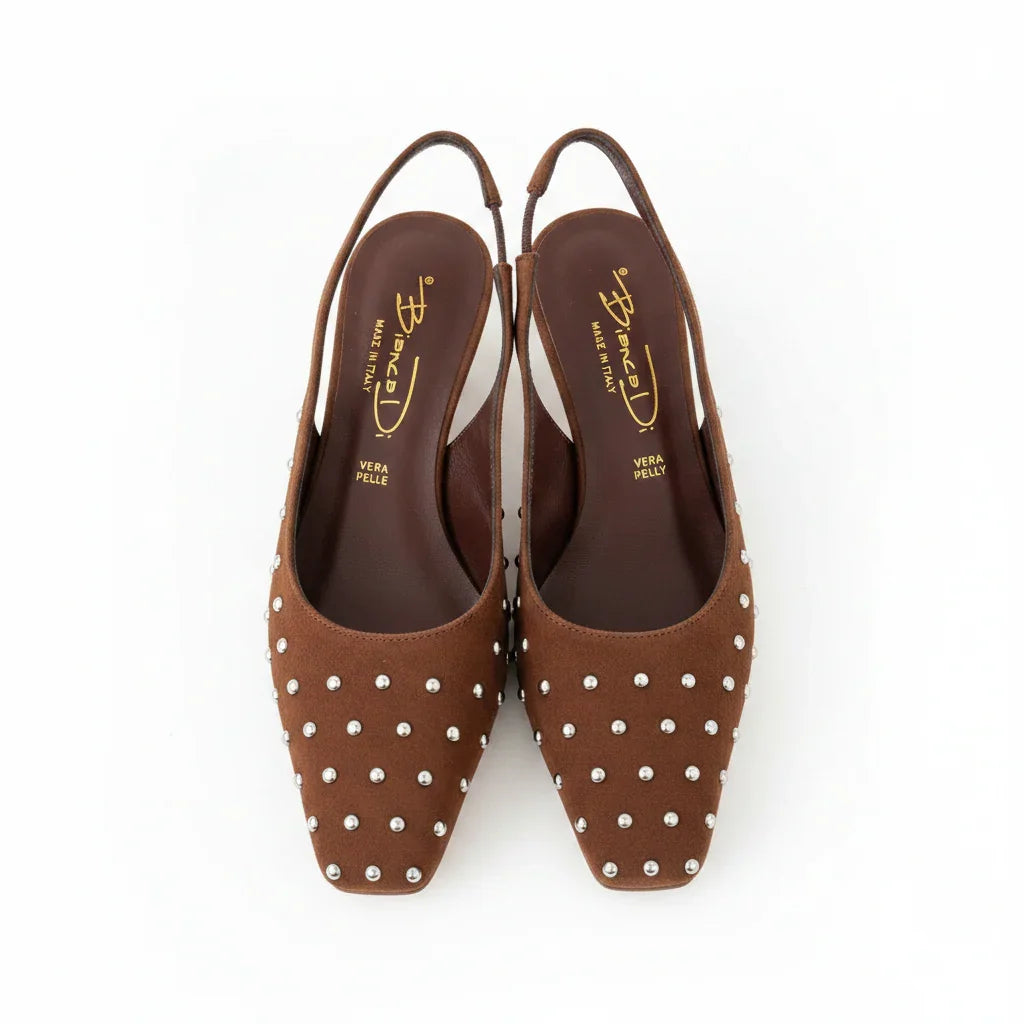 Décolleté slingback donna in camoscio marrone con borchie, punta quadrata, stile elegante