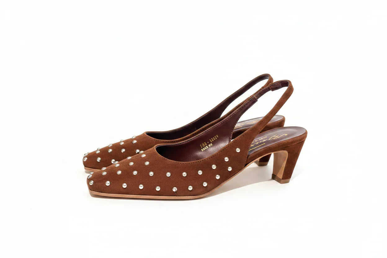 Décolleté slingback donna in suede marrone con borchie e tacco medio, moda elegante