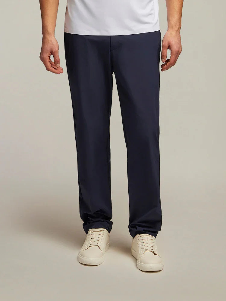 Pantaloni uomo blu eleganti con scarpe sportive chiare, moda uomo Made in Italy