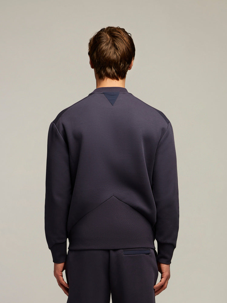 Felpa uomo blu scuro vista posteriore, stile casual, tessuto liscio, dettagli geometrici.