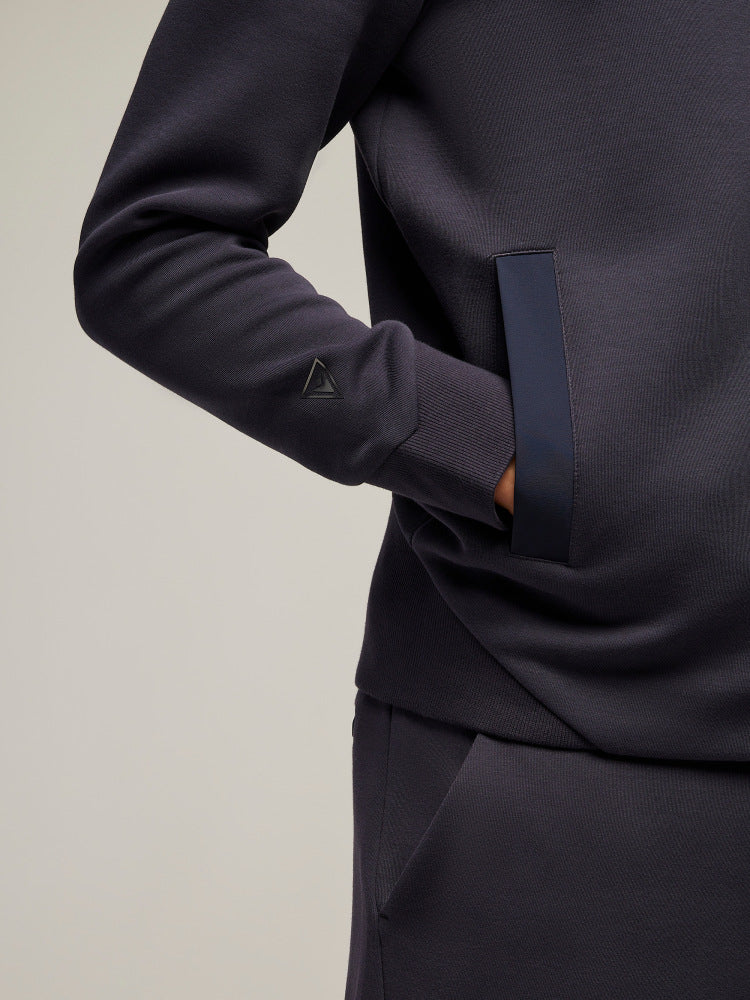 Dettaglio felpa uomo blu scuro con tasca laterale e logo minimal, stile casual elegante