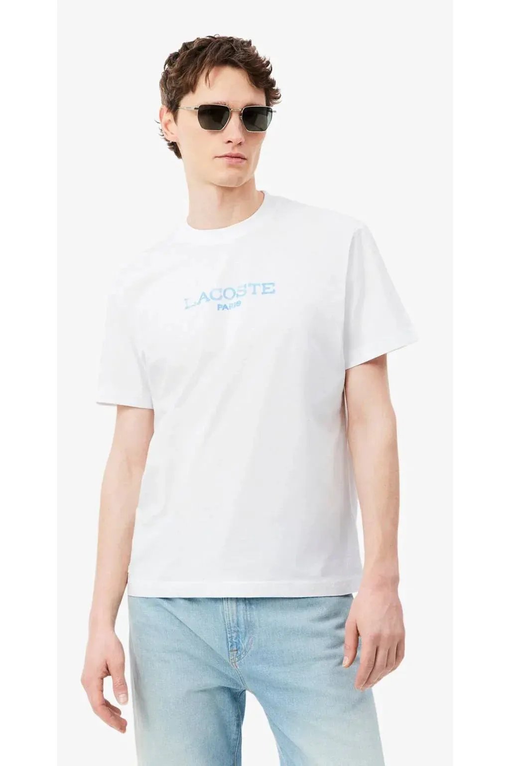 Camiseta uomo bianca Lacoste con scritta blu, abbigliamento casual, jeans chiari