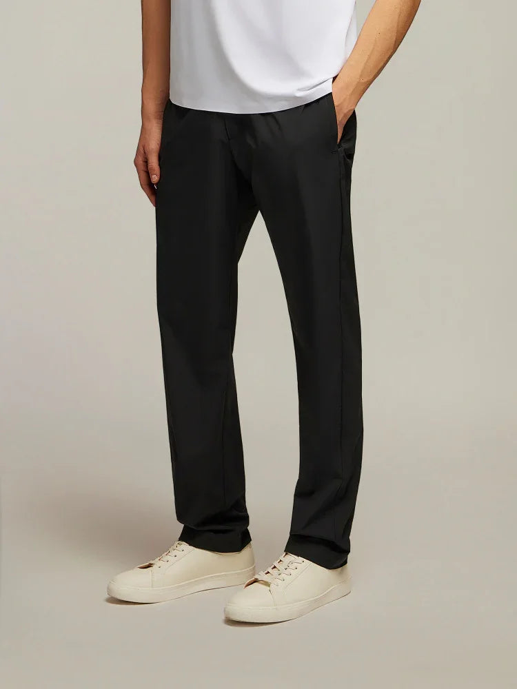Pantaloni uomo neri eleganti, abbinati a sneakers bianche e t-shirt bianca, moda casual