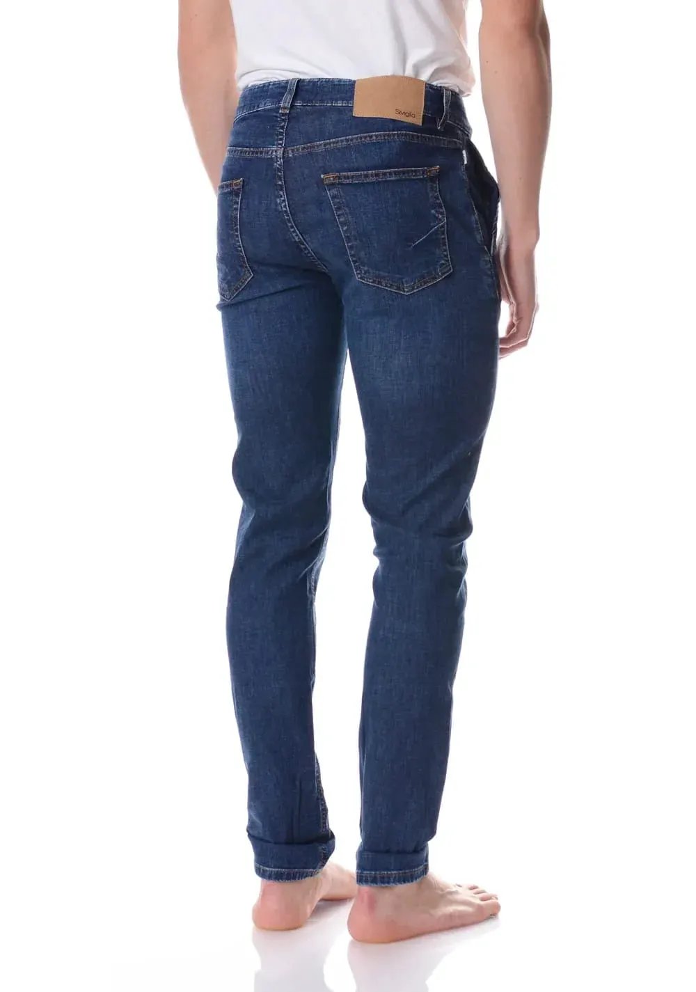 Jeans uomo slim fit blu in denim, modello visto da dietro, abbigliamento casual