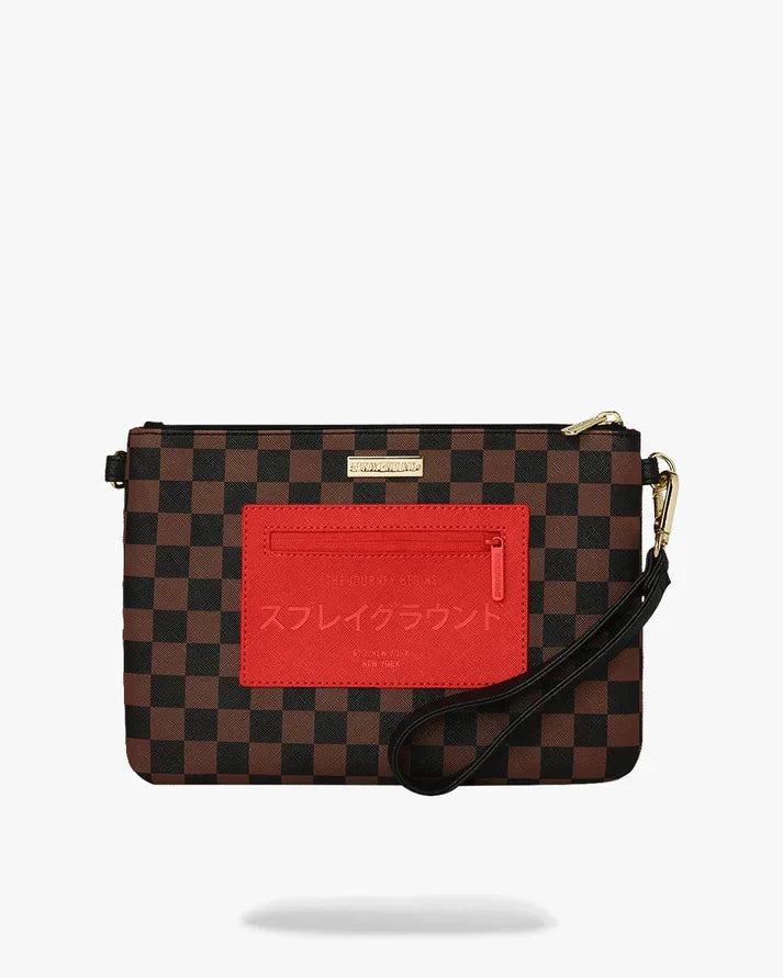 Pochette uomo in tessuto motivo a scacchi marrone e nero con tasca frontale rossa e cinturino.
