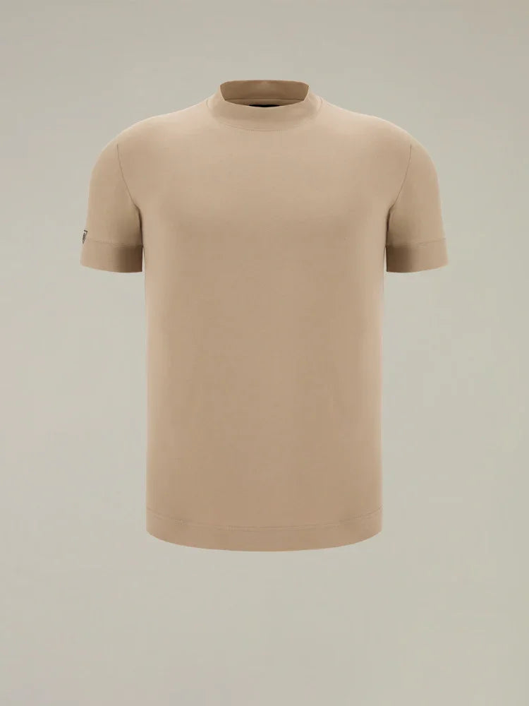 T-shirt uomo beige a maniche corte, girocollo, stile minimal su sfondo neutro