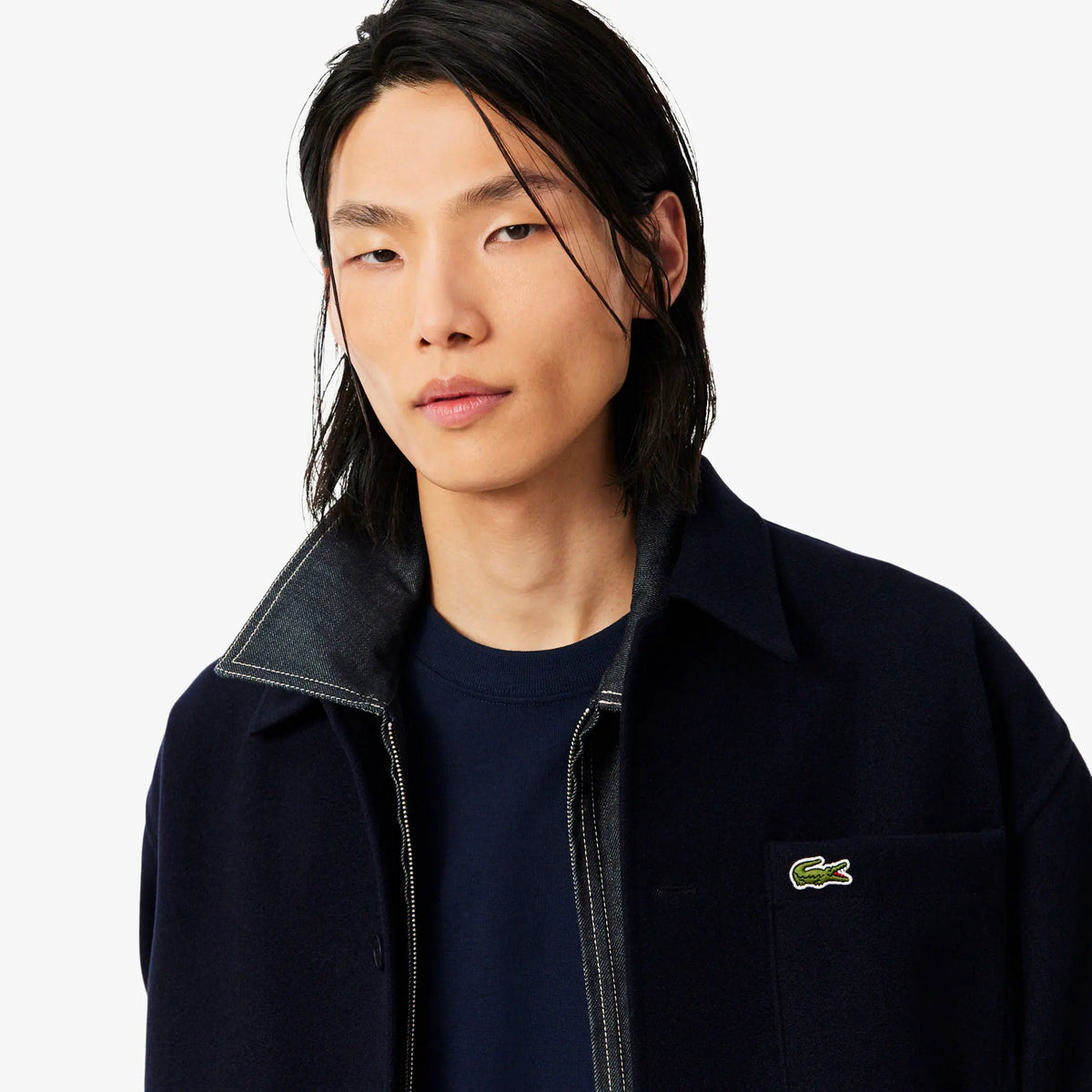Dettaglio dell'overshirt in flanella pesante Lacoste blu navy