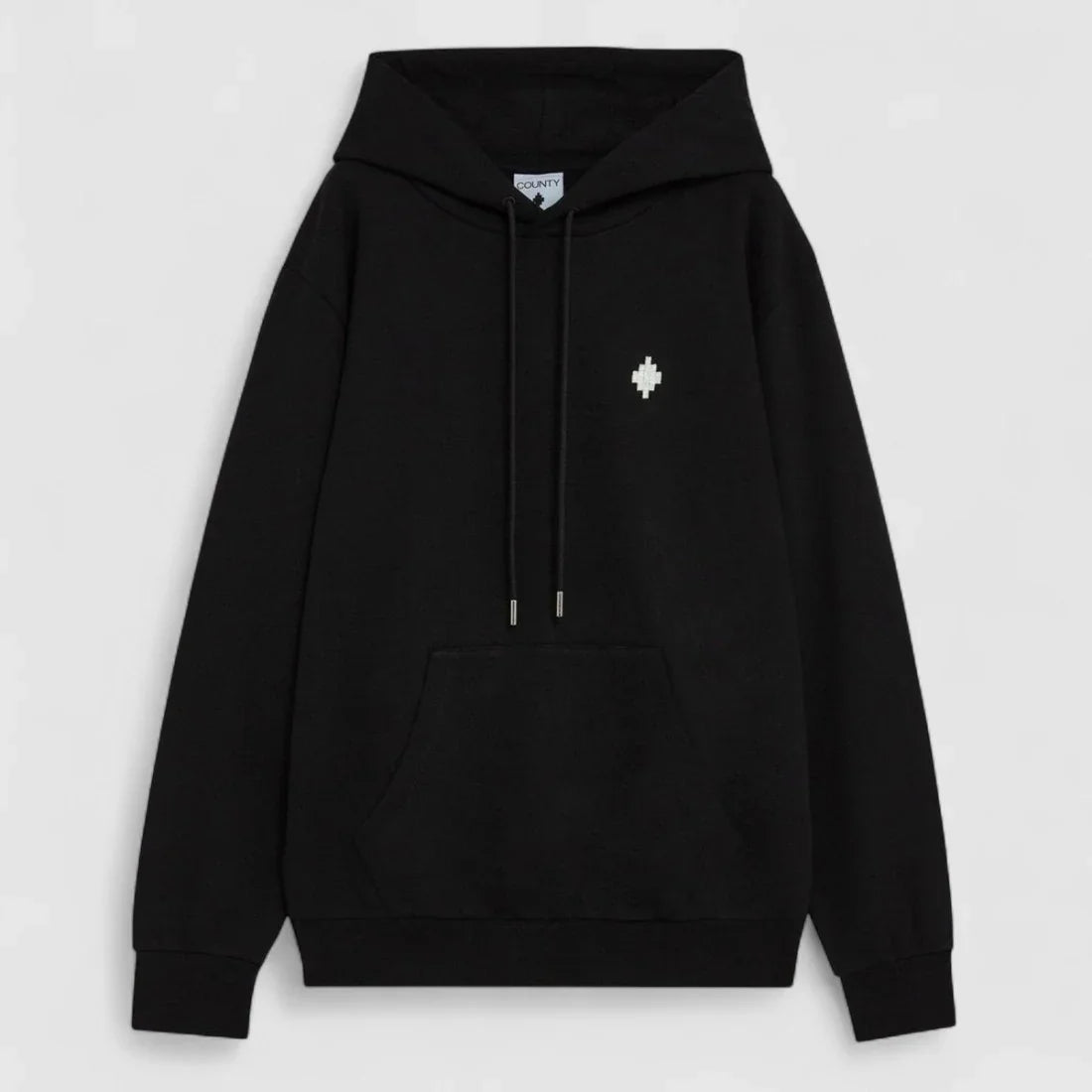 Felpa nera con cappuccio, tasca frontale e piccolo logo bianco sul petto, stile casual uomo