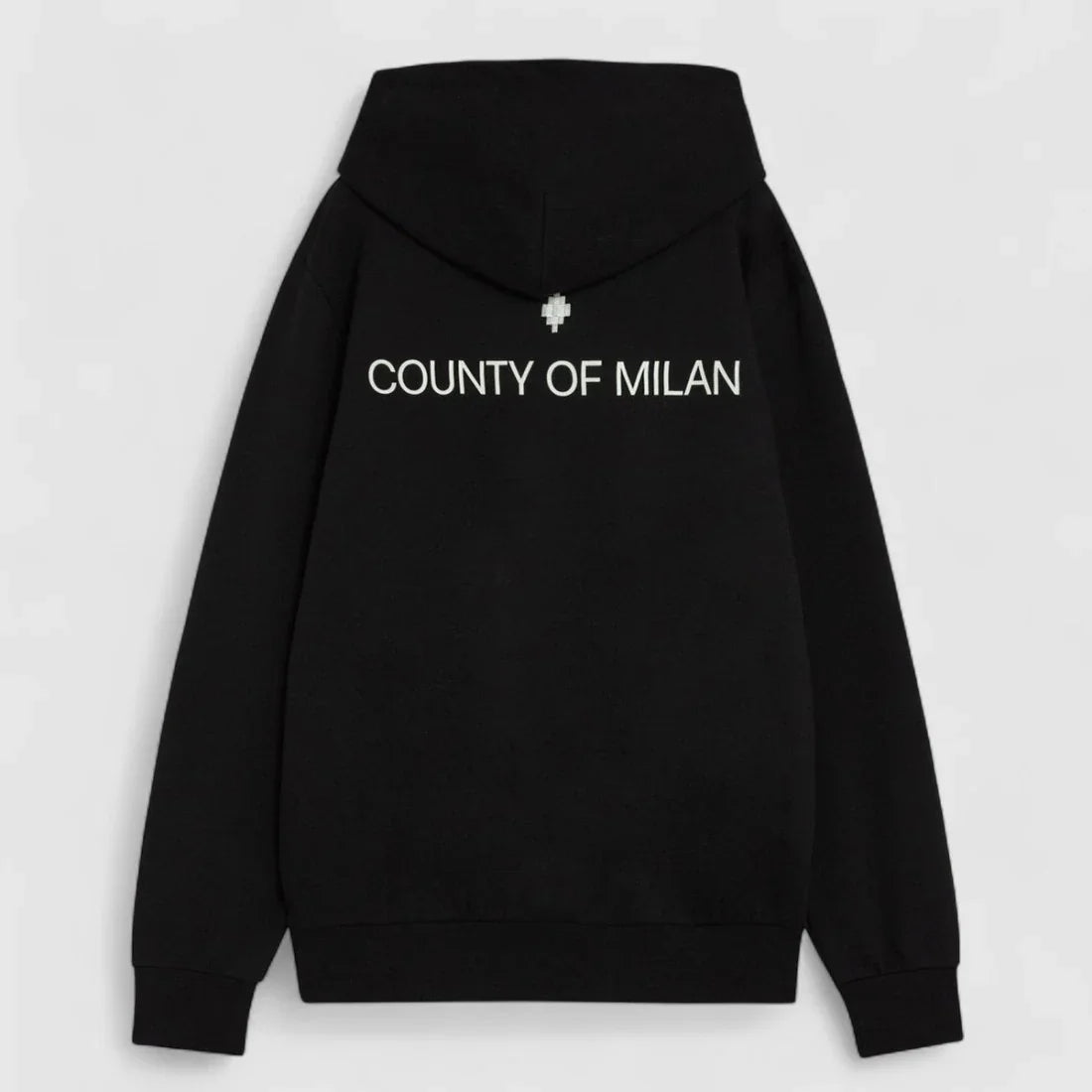 Felpa nera con cappuccio e scritta COUNTY OF MILAN bianca stampata sul retro.