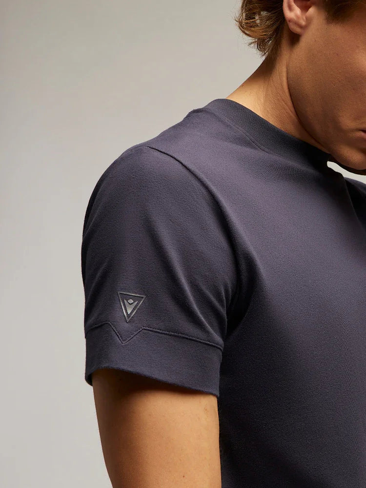 Maglietta uomo a maniche corte blu scuro con logo applicato sulla manica, stile casual
