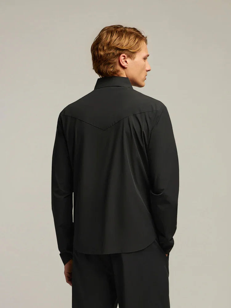 Camicia uomo nera elegante vista posteriore, abbigliamento maschile moderno